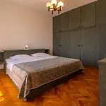 Charmantes In Traumhafter Lage Nur 500 Meter Zum Mit Parkplatz, Grill Jadranovo
