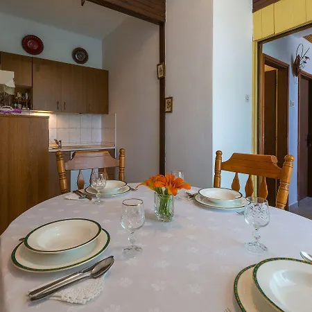 Charmantes In Traumhafter Lage Nur 500 Meter Zum Mit Parkplatz, Grill * Jadranovo