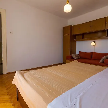Charmantes In Traumhafter Lage Nur 500 Meter Zum Mit Parkplatz, Grill Holiday home Jadranovo