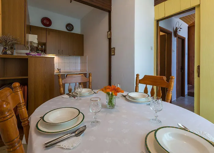 Charmantes In Traumhafter Lage Nur 500 Meter Zum Mit Parkplatz, Grill * Jadranovo